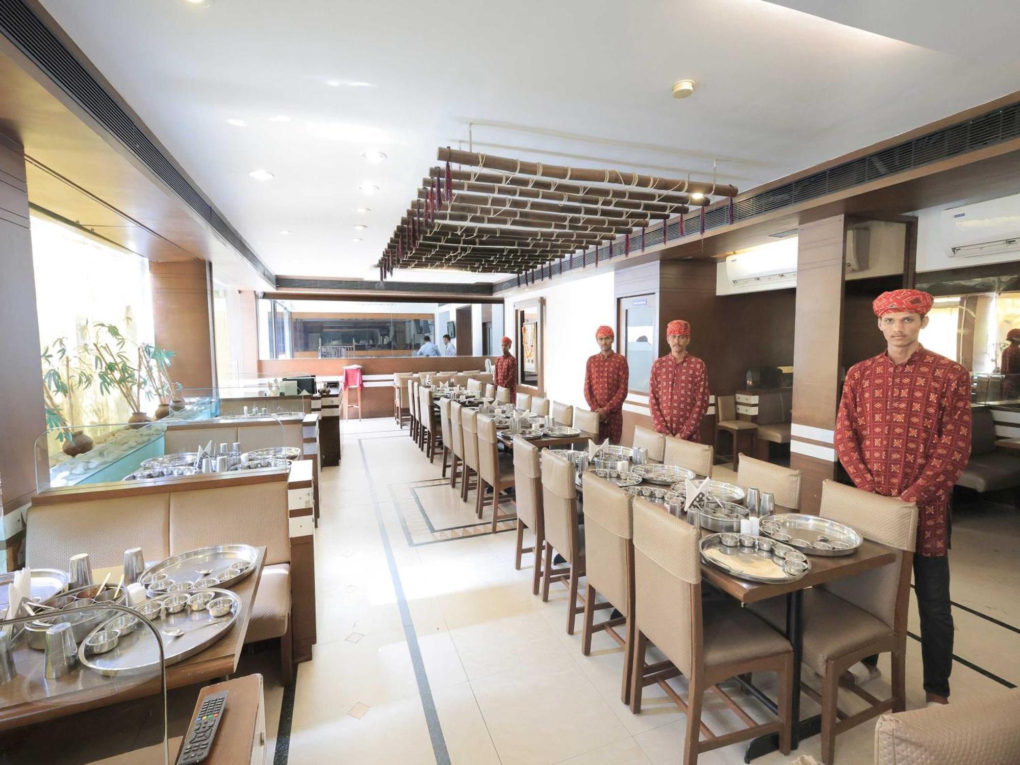 Palette Hotel Surya Вадодара Екстер'єр фото